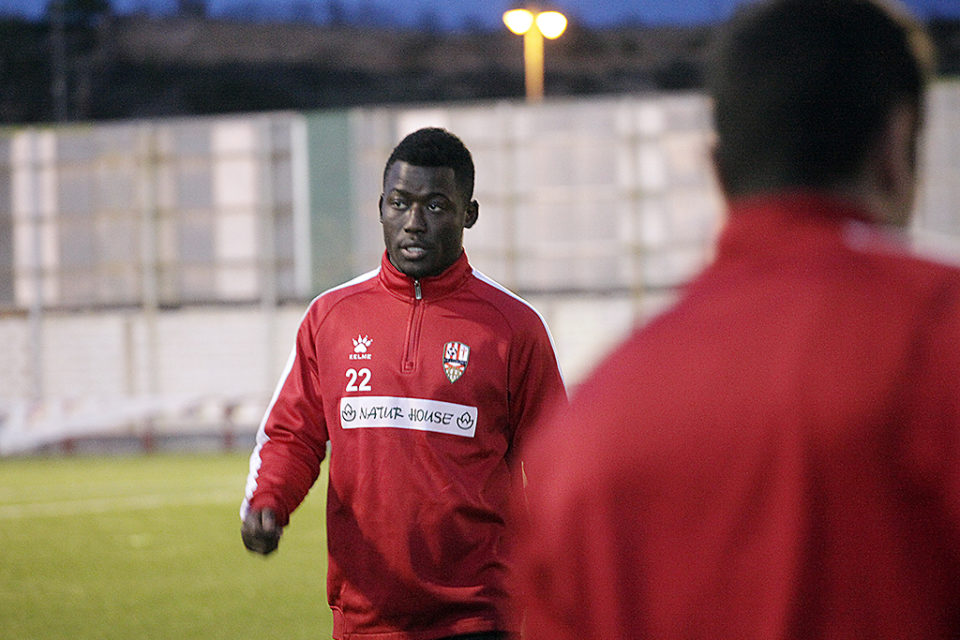 Coulibaly, en el Mundial 82 en su primer entrenamiento con la UDL. / CLARA LARREA