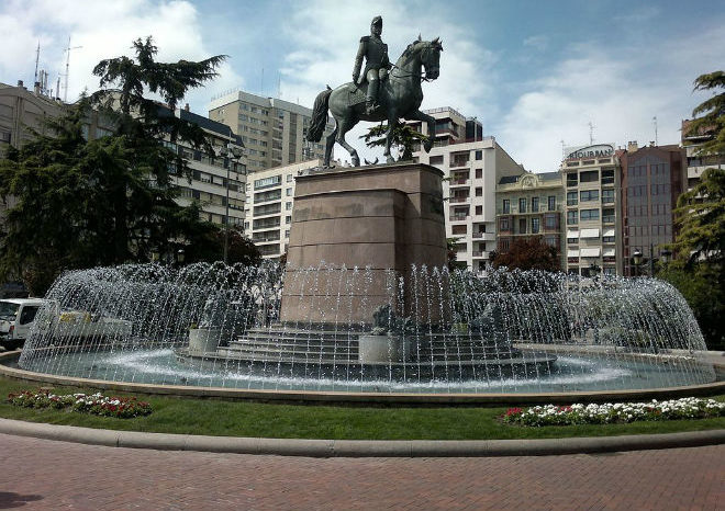 Herida una mujer al chocar un turismo contra un autobús