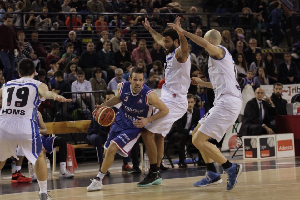 Carles Bravo dirige el ataque del Calzados Robusta. / CLARA LARREA