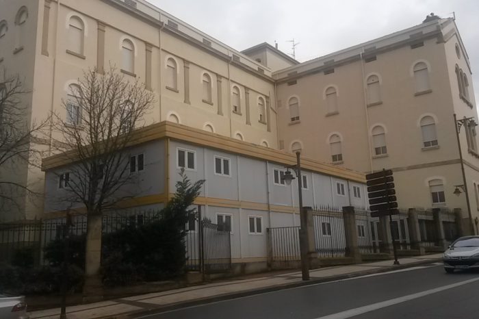 El PSOE pide retirar las casetas metálicas junto al Hospital de La Rioja