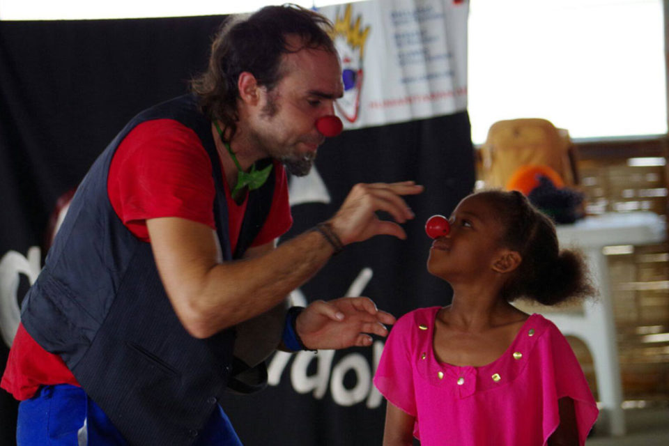 Uno de los payasos de Acircándonos bromea con una niña. / NR