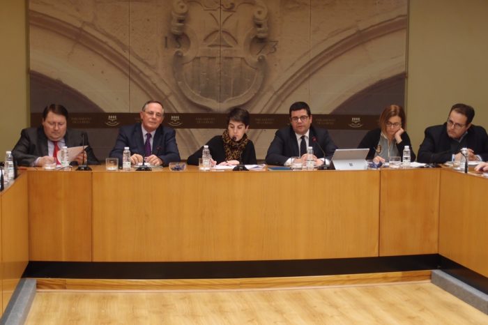 Domínguez vincula la crisis y sostener el bienestar al aumento de deuda 2014