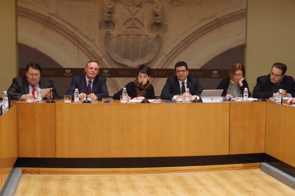 El consejero de Hacienda compareció este martes en el Parlamento. /NR