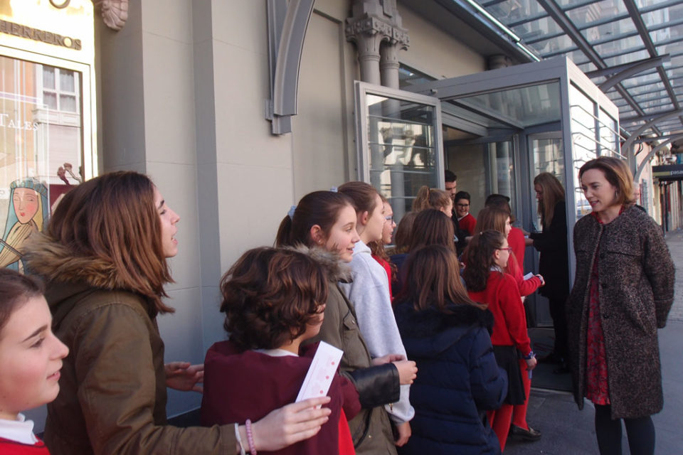 La alcaldesa charla con alumnos del programa de teatro. / NR