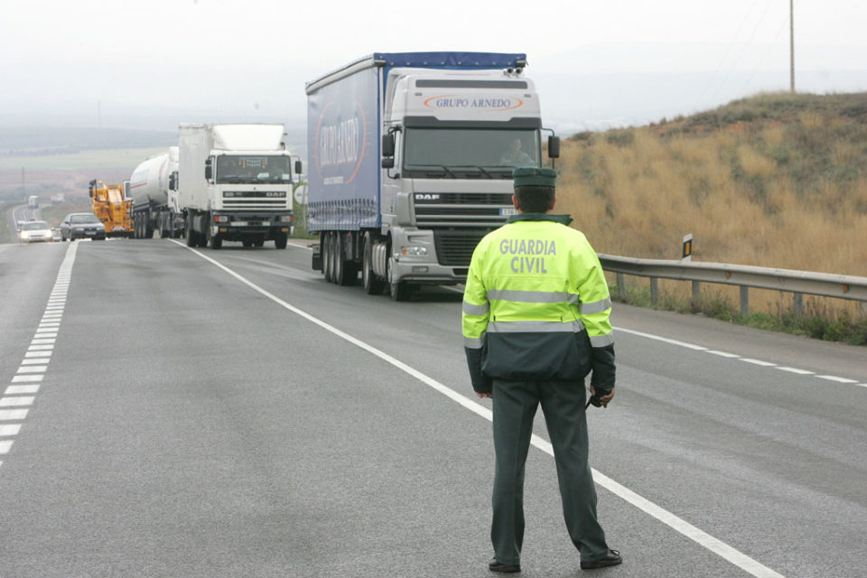 Un Guardia Civil dirige el tráfico en una carretera. / Ingrid