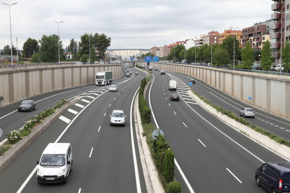 Coches circulando por la circunvalación de Logroño. / Ingrid