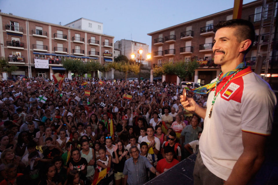 Carlos Coloma, hace un año, muestra su medalla de bronce en Albelda. / Clara Larrea