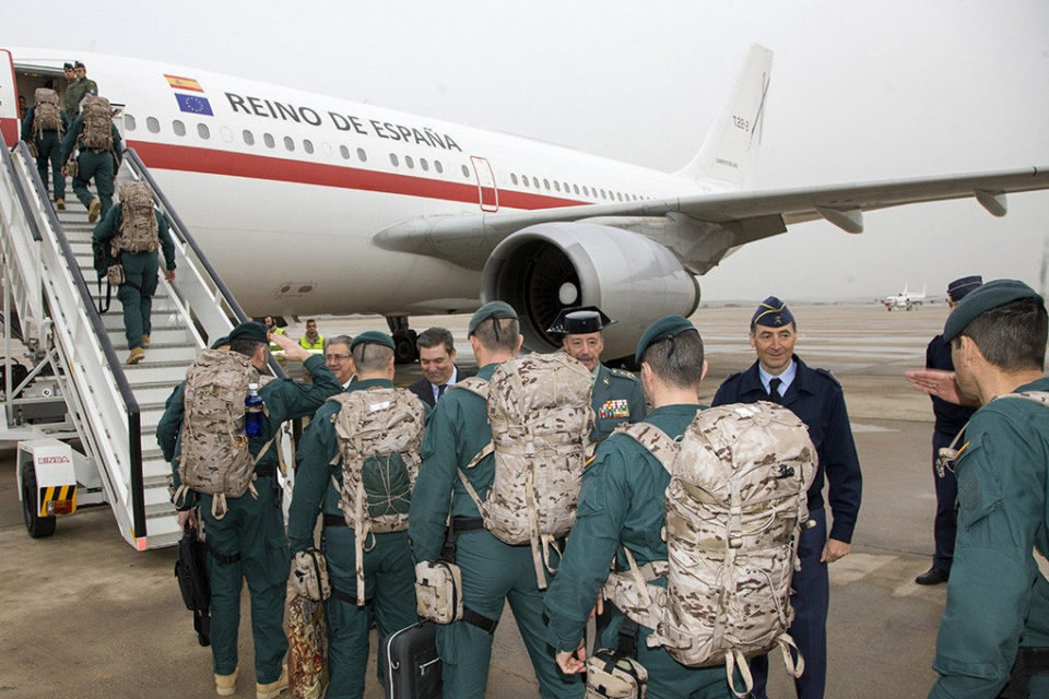 Los guardias civiles del GAR suben al avión que los trasladó hasta Irak. /NR