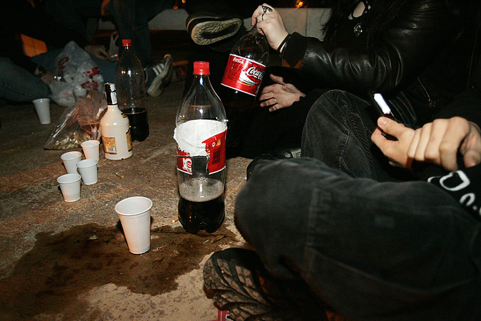 Un grupo de jóvenes realiza botellón en un parque de Logroño. / ÓSCAR SOLORZANO