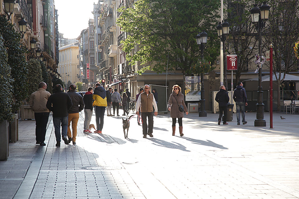 Gente paseando. / Clara Larrea