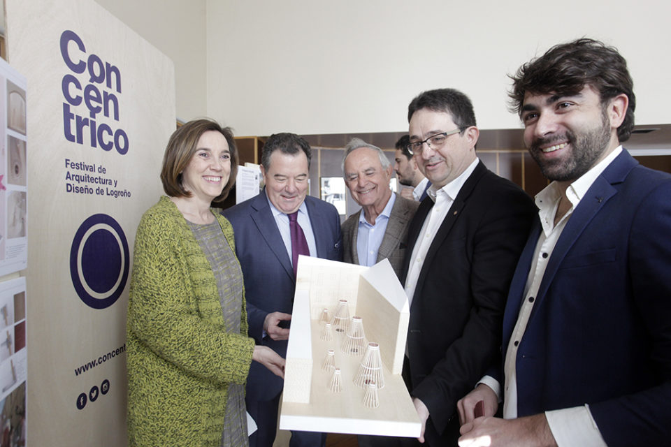 La alcaldesa y el presidente del COAR exhiben la maqueta del festival. / Ingrid