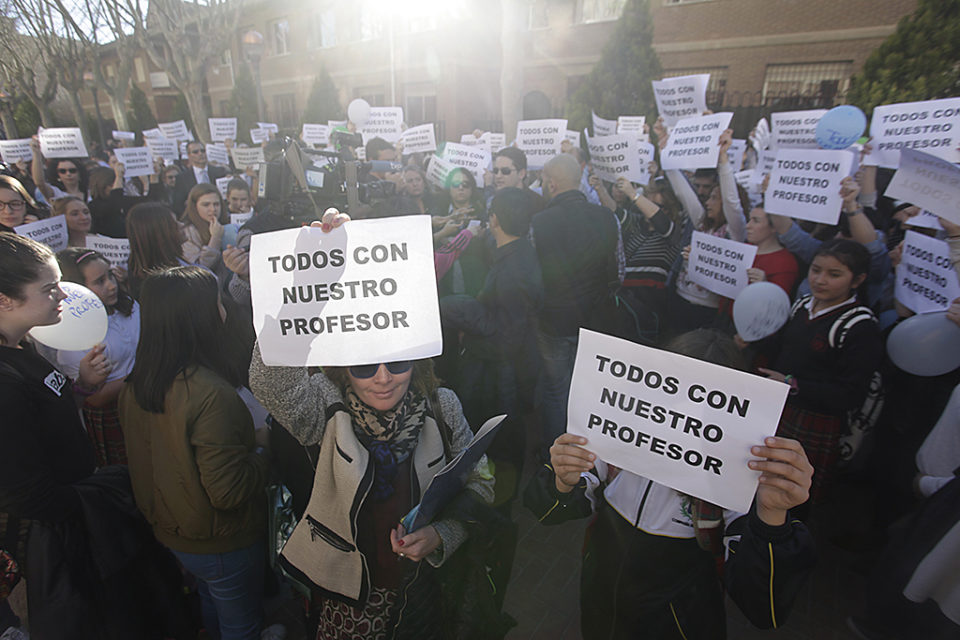 Padres, alumnos y exalumnos se concentraron en marzo para apoyar al profesor acusado. /Clara Larrea
