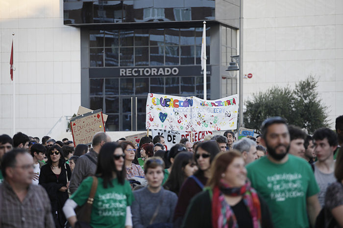 Unos 1.500 estudiantes se manifiestan por Logroño por la educación pública