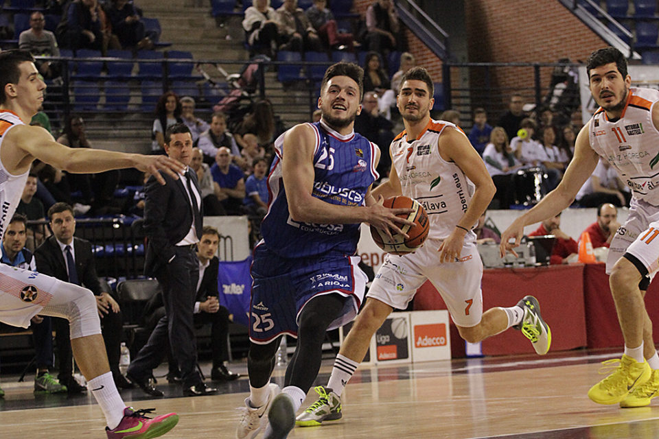 Alberto Martín entra a canasta ante el Araberri. / CLARA LARREA