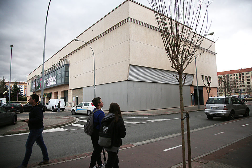 La firma riojana de deportes se traslada desde Pradoviejo al edificio de los cines 7 Infantes. /CLARA LARREA