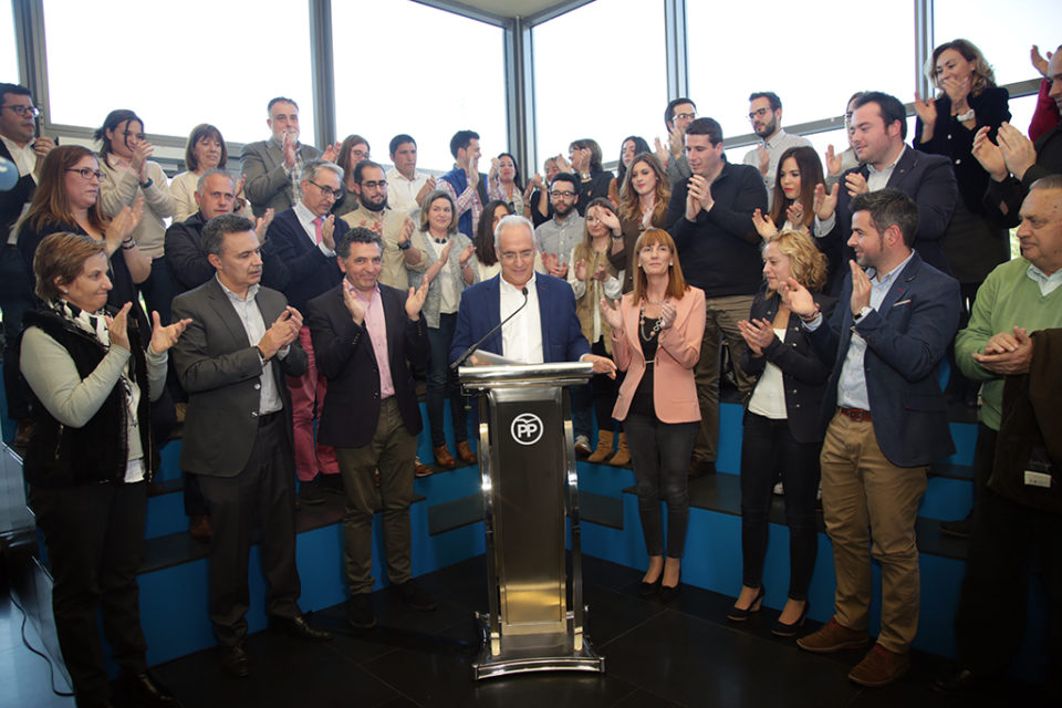 Ceniceros, acompañado por cargos de su gobierno y afiliados, presenta su candidatura. / Clara Larrea