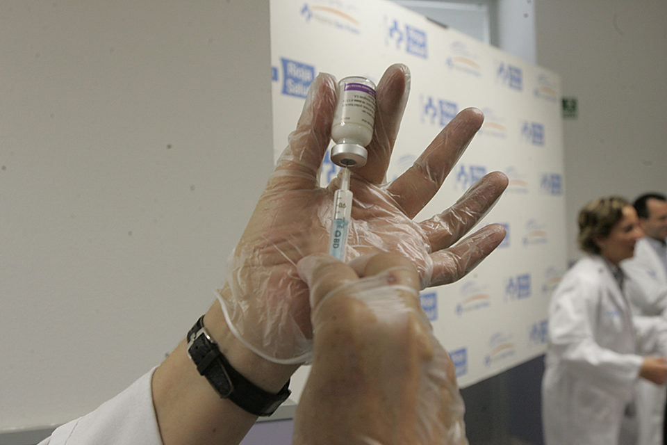 Imagen de archivo de un profesional preparando una vacuna. / Ingrid