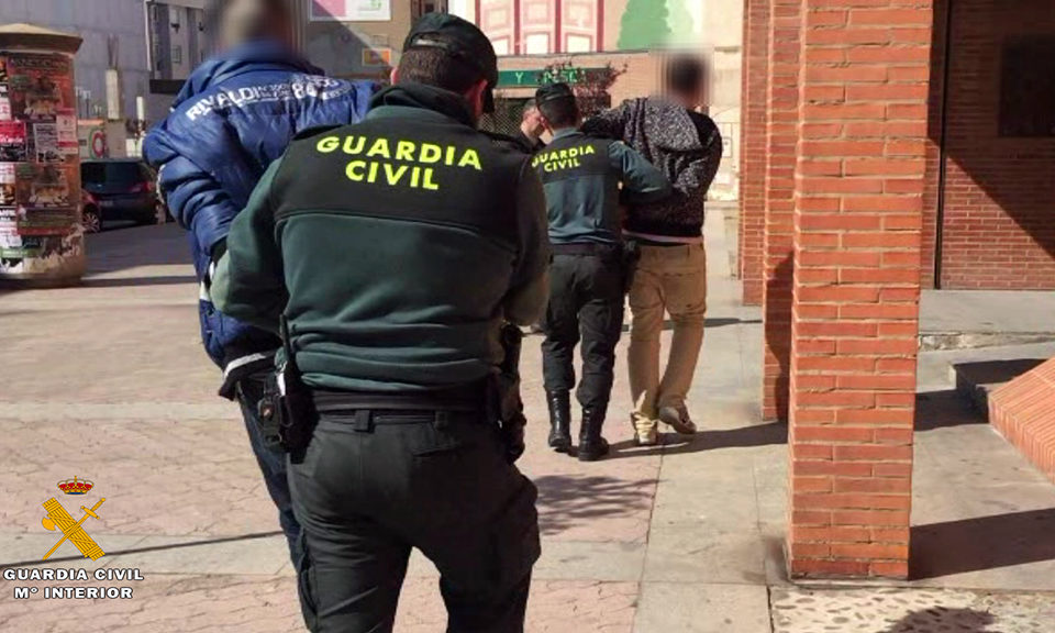 La Guardia Civil traslada a los detenidos. / Guardia Civil