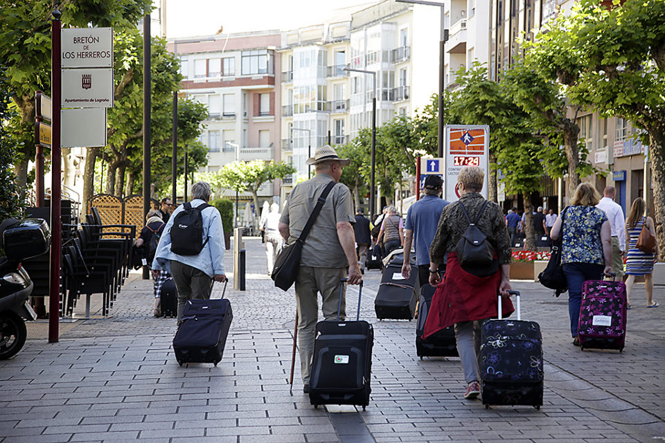 Un grupo de turistas, por el centro de Logroño. /CLARA LARREA