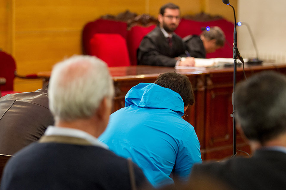 El joven estudiante condenado, durante una sesión de otro juicio que tuvo en Logroño por una agresión. / ABEL ALONSO (EFE)