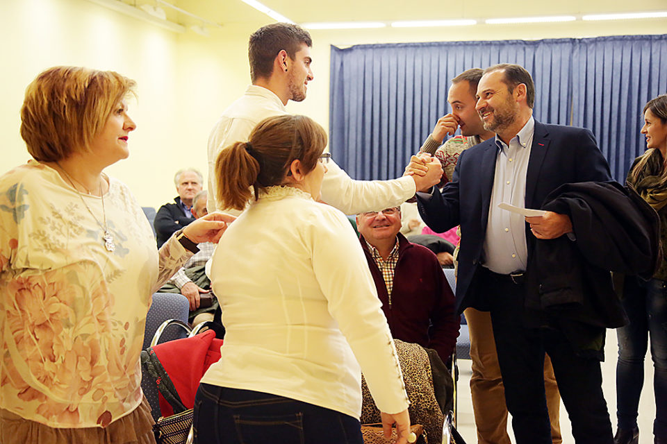 El diputado José Luis Ábalos saluda a militantes y simpatizantes socialistas, durante un encuentro ayer en Logroño. /CLARA LARREA