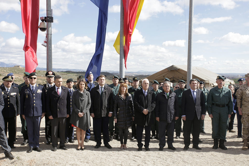 El ministro, autoridades regionales y mandos de las Fuerzas y Cuerpos de Seguridad del Estado guardan un minuto de silencio. / Ingrid