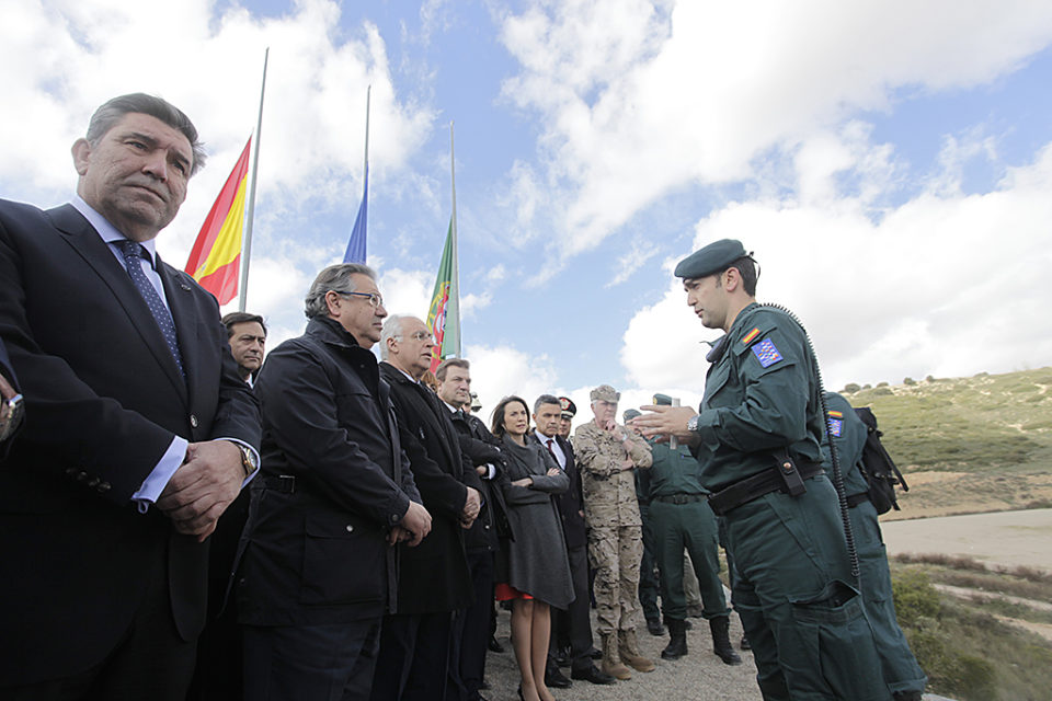 El ministro, autoridades riojanas y miembros de los cuerpos de seguridad, durante el ejercicio policial desarrollado este jueves en Logroño. / INGRID