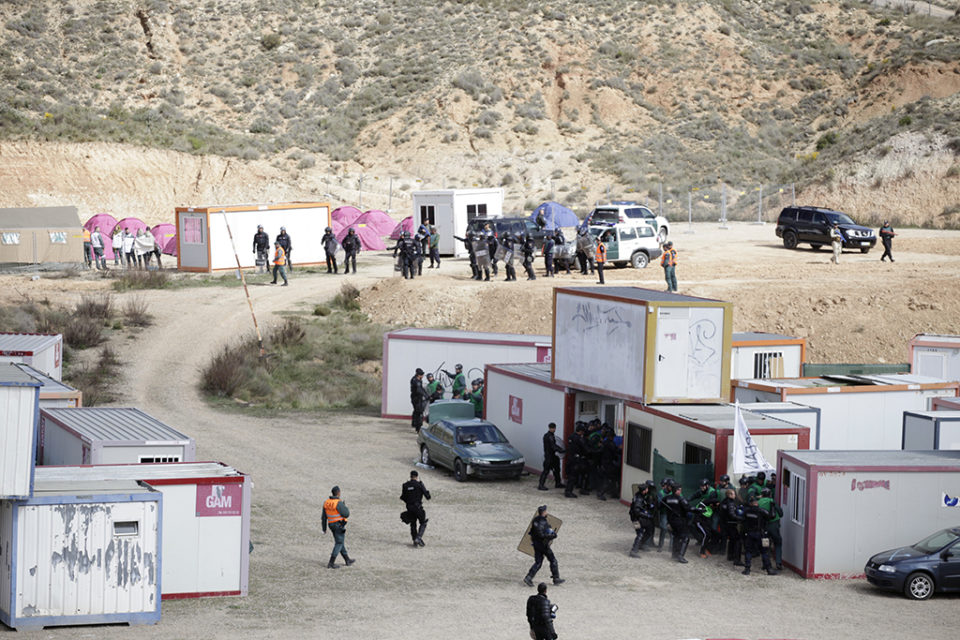 Miembros de distintos cuerpos de seguridad simulan un altercado en el PEFE de Logroño. / Ingrid