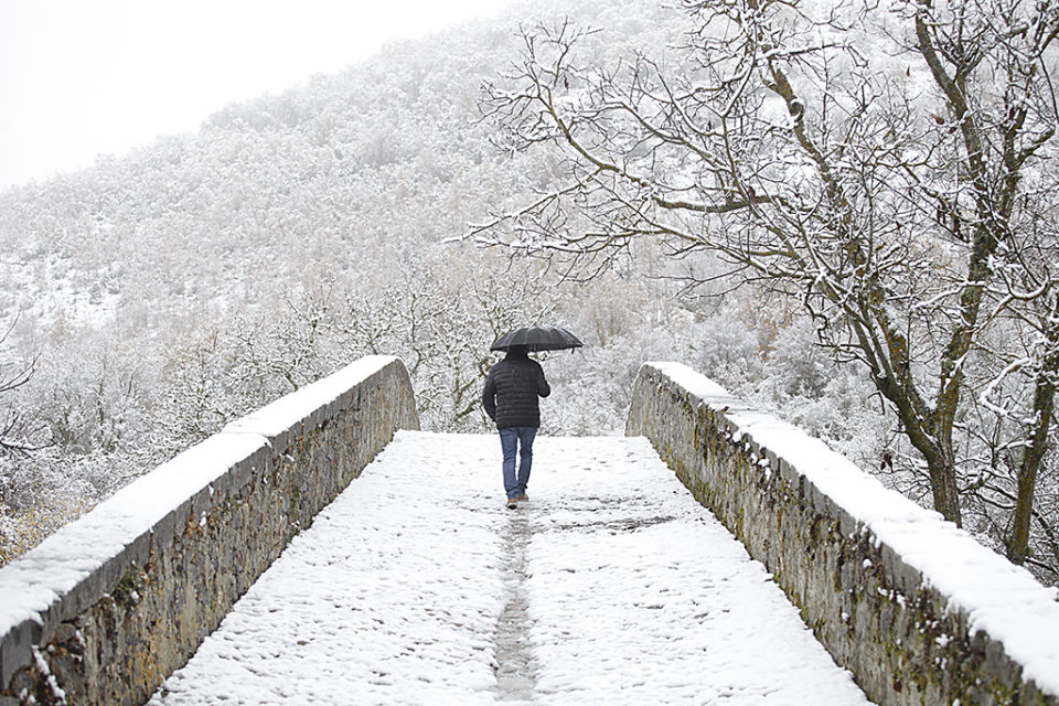 Una persona pasea sobre un puente nevado. / Ingrid