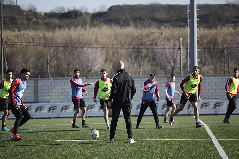 Rafa Berges, de espaldas, observa un rondo en el Mundial 82. / INGRID