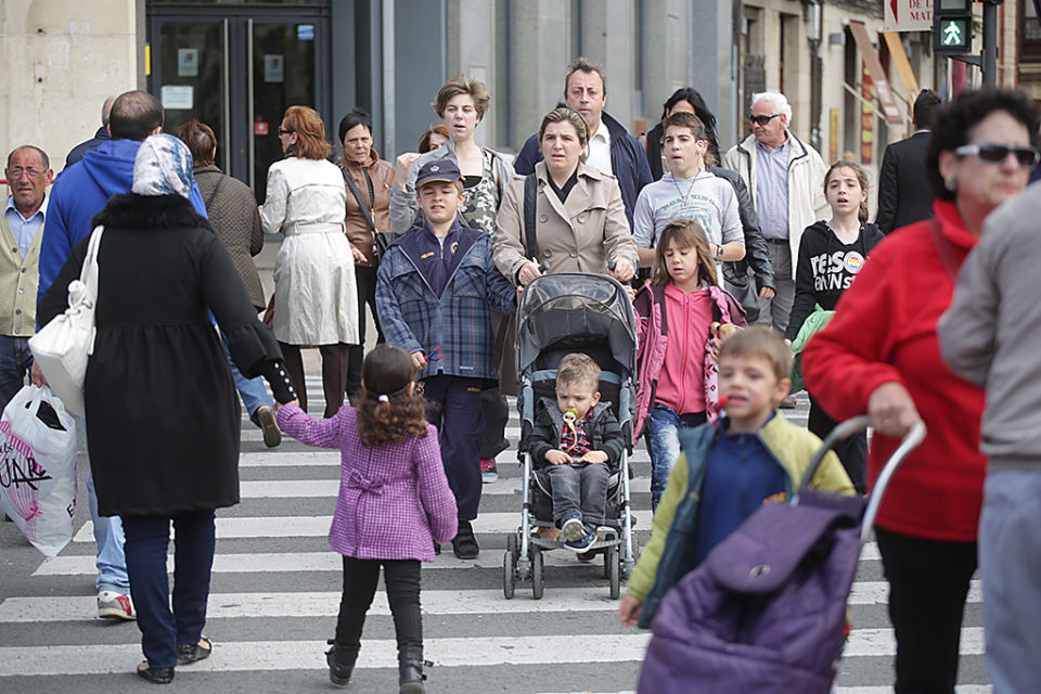 Ciudadanos pasean por el centro de Logroño en una imagen de archivo. / Clara Larrea