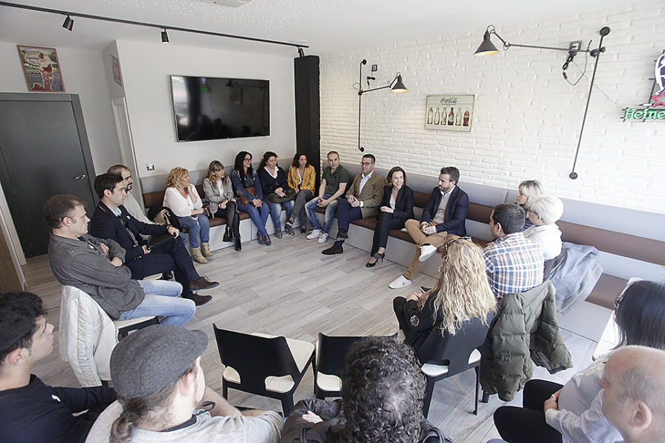 La alcaldesa, Cuca Gamarra, mantuvo un encuentro con emprendedores que recibieron ayudas municipales el pasado año. /INGRID