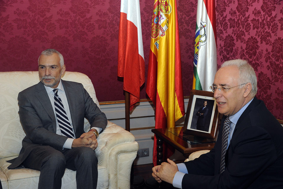 El presidente del Gobierno riojano y el embajador de Italia en España. / NR