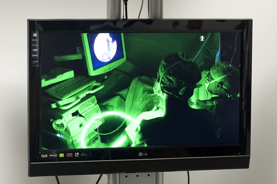 Los cirujanos trabajan con el láser verde para eliminar un tumor. / NR