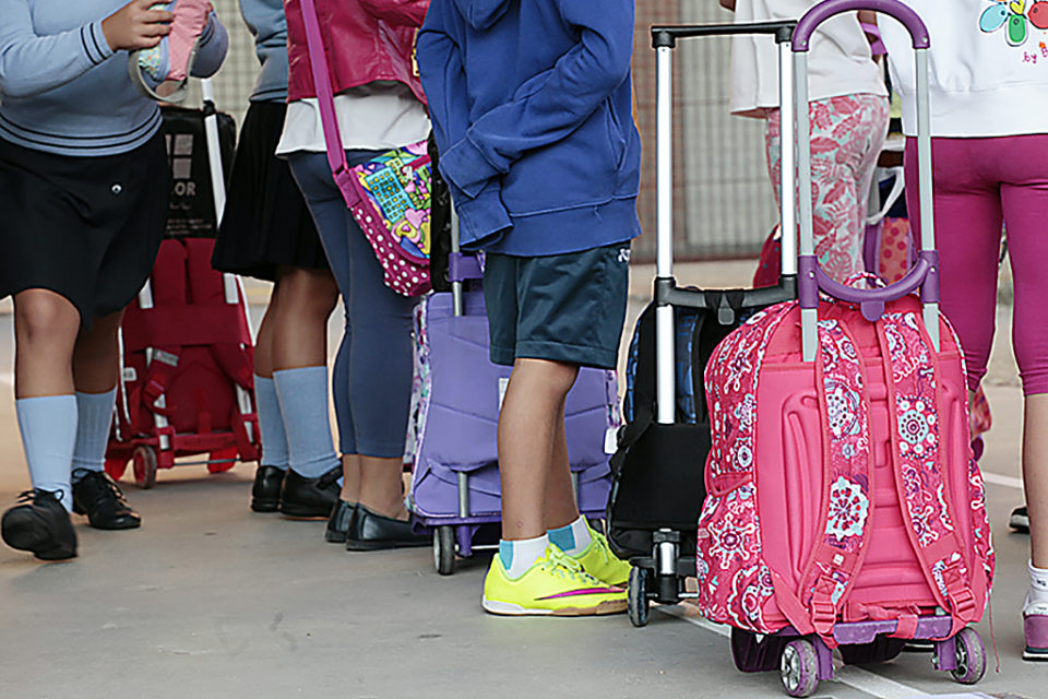Un grupo de escolares se dispone a entrar a clase. / NR
