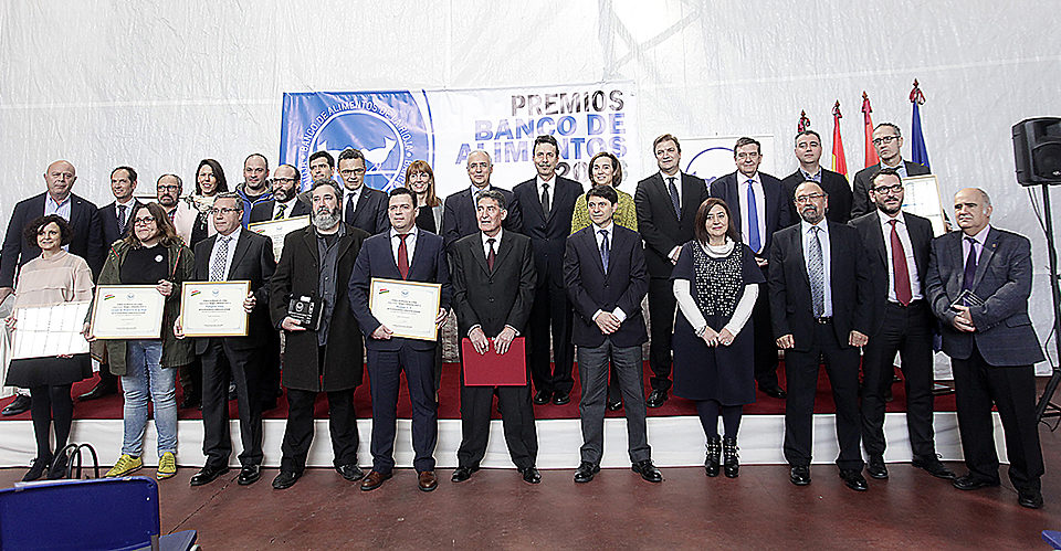 Autoridades, responsables del Banco de Alimentos y representantes de las entidades premiadas, posan en las instalaciones de la entidad benéfica. /INGRID