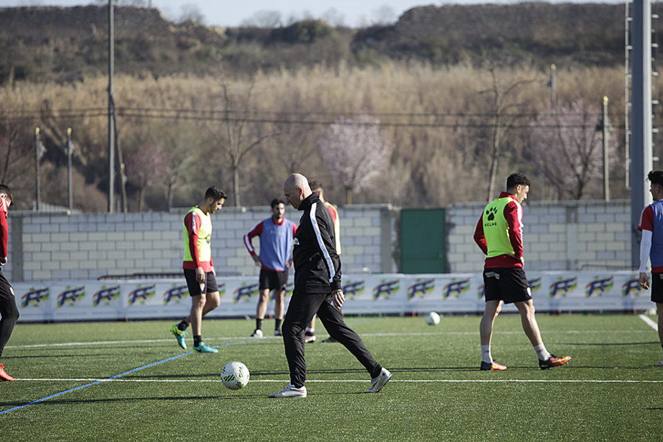 Rafa Berges, técnico de la UDL, en el entrenamiento del pasado lunes del conjunto blanquirrojo en el Mundial. / INGRID