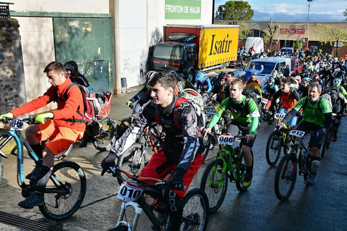 Más de un centenar de ciclistas participan en la II Carrera 'VicioEnduro por parejas Nalda'