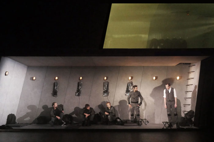 'Escuadra hacia la muerte' abre "un rayo de esperanza" a generaciones futuras