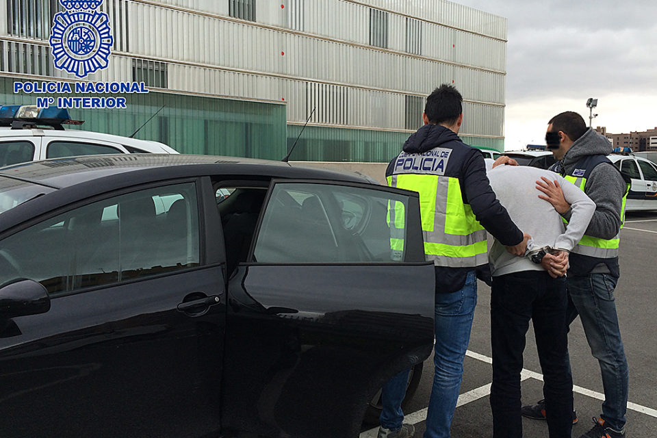 Momento en el que el detenido es conducido a la Comisaría de Logroño. /POLICÍA NACIONAL