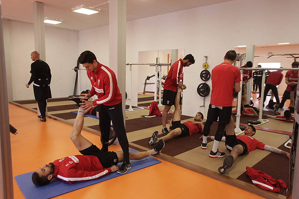 La plantilla blanquirroja inició la sesión de entrenamiento en el gimnasio. / INGRID