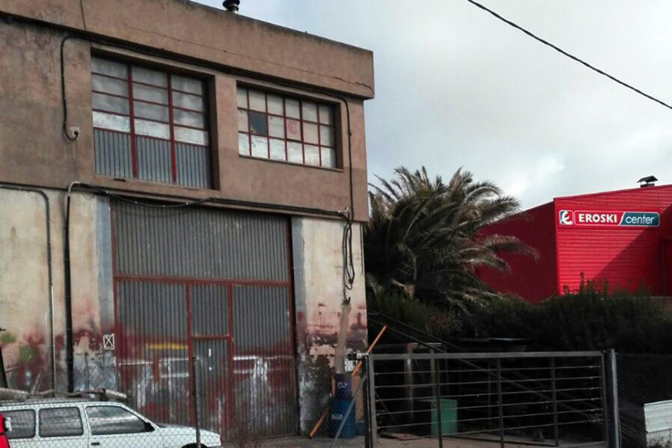 La Policía Nacional desmanteló un taller clandestino en este edificio de Arnedo.