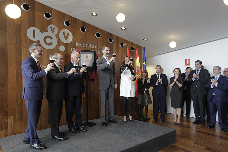 El Rey Felipe VI brinda con un vino de Rioja con autoridades riojanas y responsables del ICCV. / INGRID