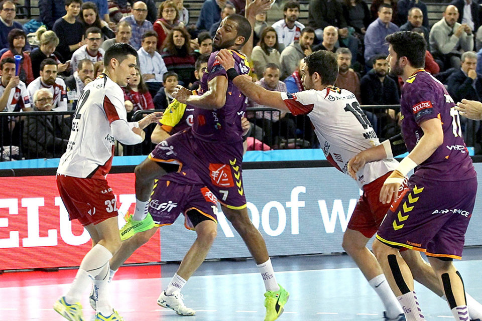 El jugador del HBC Nantes Nicolas Claire (2-i) se dispone a lanzar a portería ante Carlos Molina. / ABEL ALONSO (EFE)