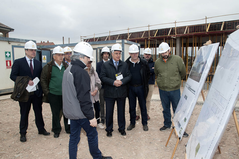 El presidente visita las obras del colegio de Cenicero. / NR