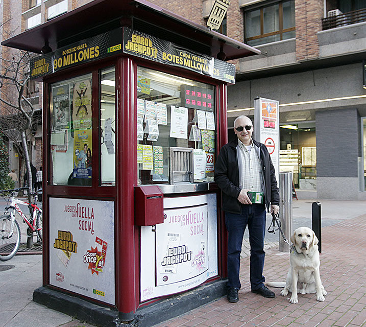 El kiosko afortunado de la ONCE de Doctores Castroviejo, 1. /CLARA LARREA