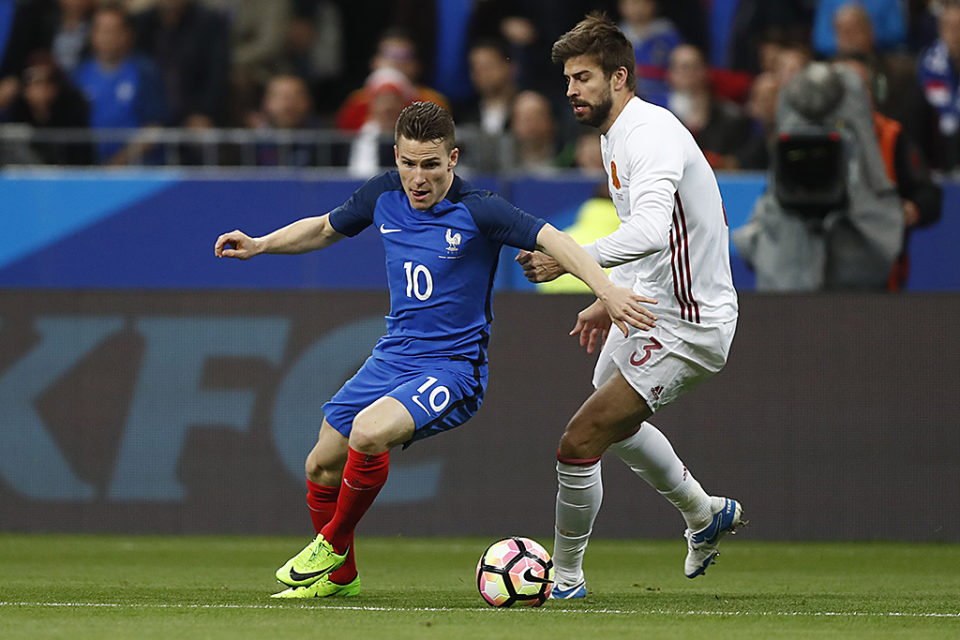 Piqué intenta frenar una acción de Gameiro. / REUTERS