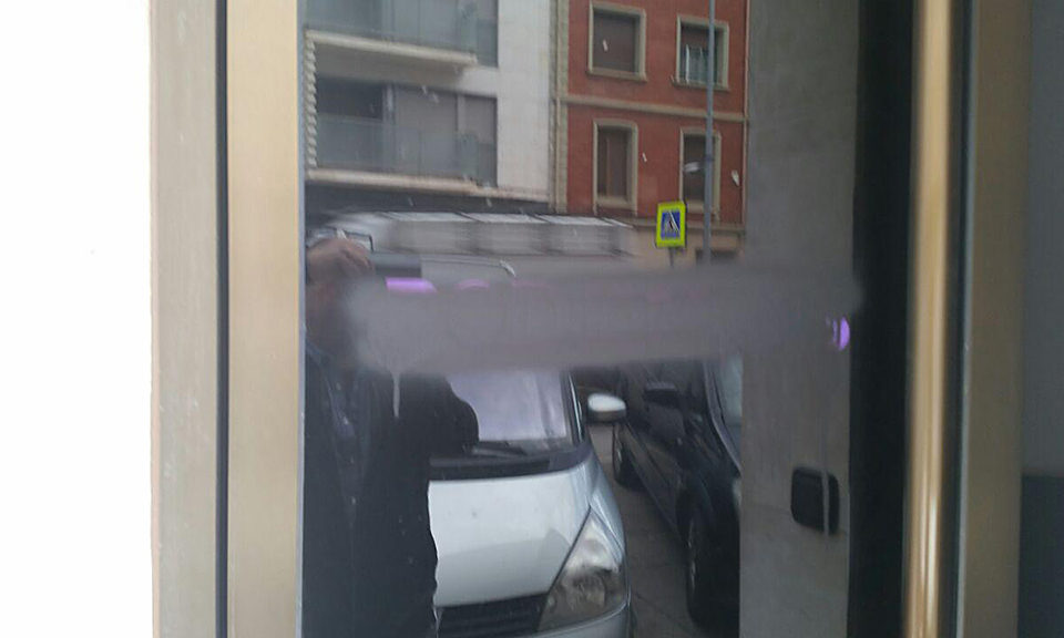 La puerta de la futura sede de Podemos en Arnedo fue víctima del vandalismo. /NR