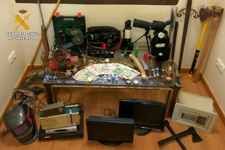 Parte de los efectos intervenidos por la Guardia Civil. / Guardia Civil