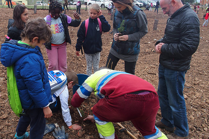 Un centenar de escolares abren la primavera con la tradicional plantación de árboles en La Grajera